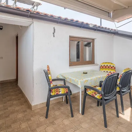 Apartment Cozy In With Kitchen Poreč